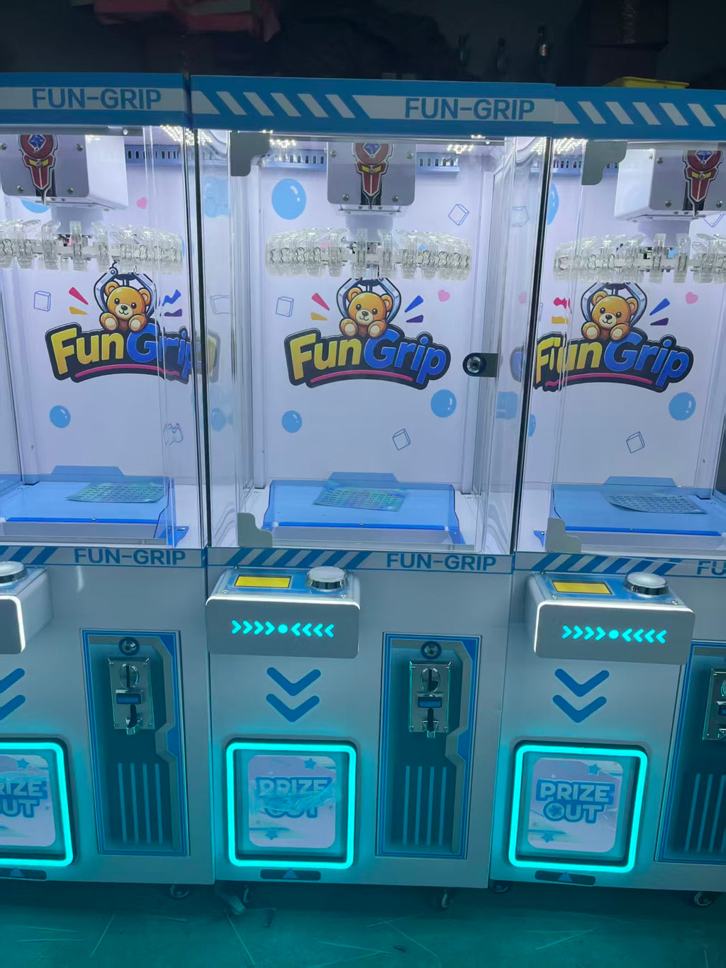 Crane Cool Clip Machine Mini Clip Claw Machine Coin-Operated Games With Candy Keychain Plush Toy Doll Clip Sticker Card Clamp
