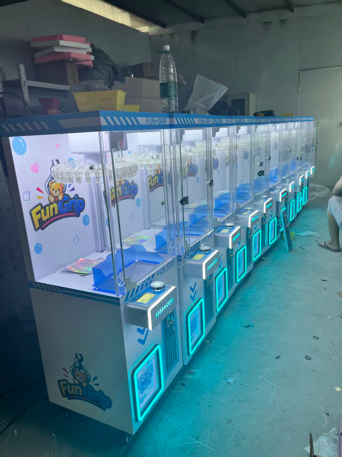 Crane Cool Clip Machine Mini Clip Claw Machine Coin-Operated Games With Candy Keychain Plush Toy Doll Clip Sticker Card Clamp