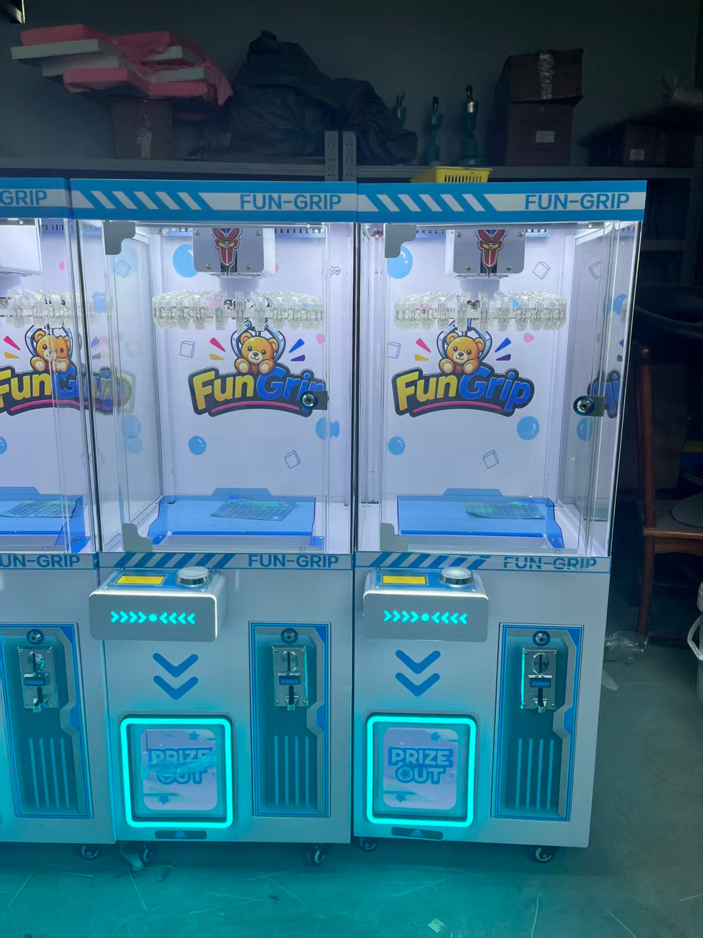 Crane Cool Clip Machine Mini Clip Claw Machine Coin-Operated Games With Candy Keychain Plush Toy Doll Clip Sticker Card Clamp