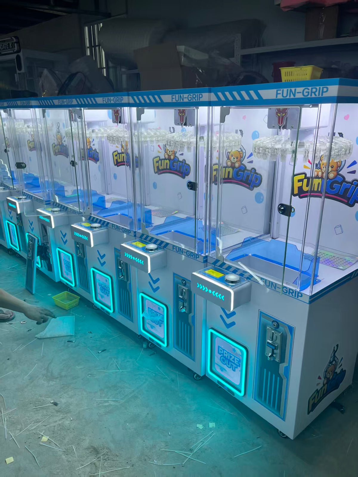 Crane Cool Clip Machine Mini Clip Claw Machine Coin-Operated Games With Candy Keychain Plush Toy Doll Clip Sticker Card Clamp
