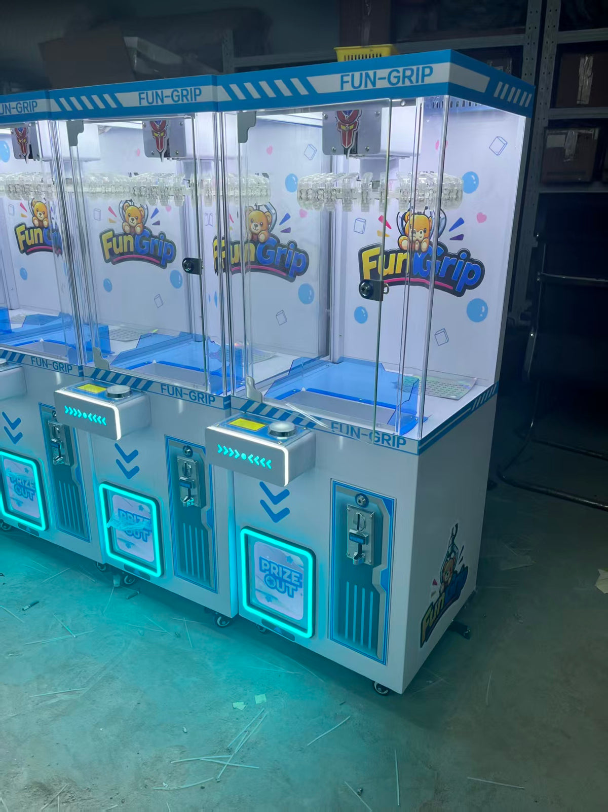 Crane Cool Clip Machine Mini Clip Claw Machine Coin-Operated Games With Candy Keychain Plush Toy Doll Clip Sticker Card Clamp