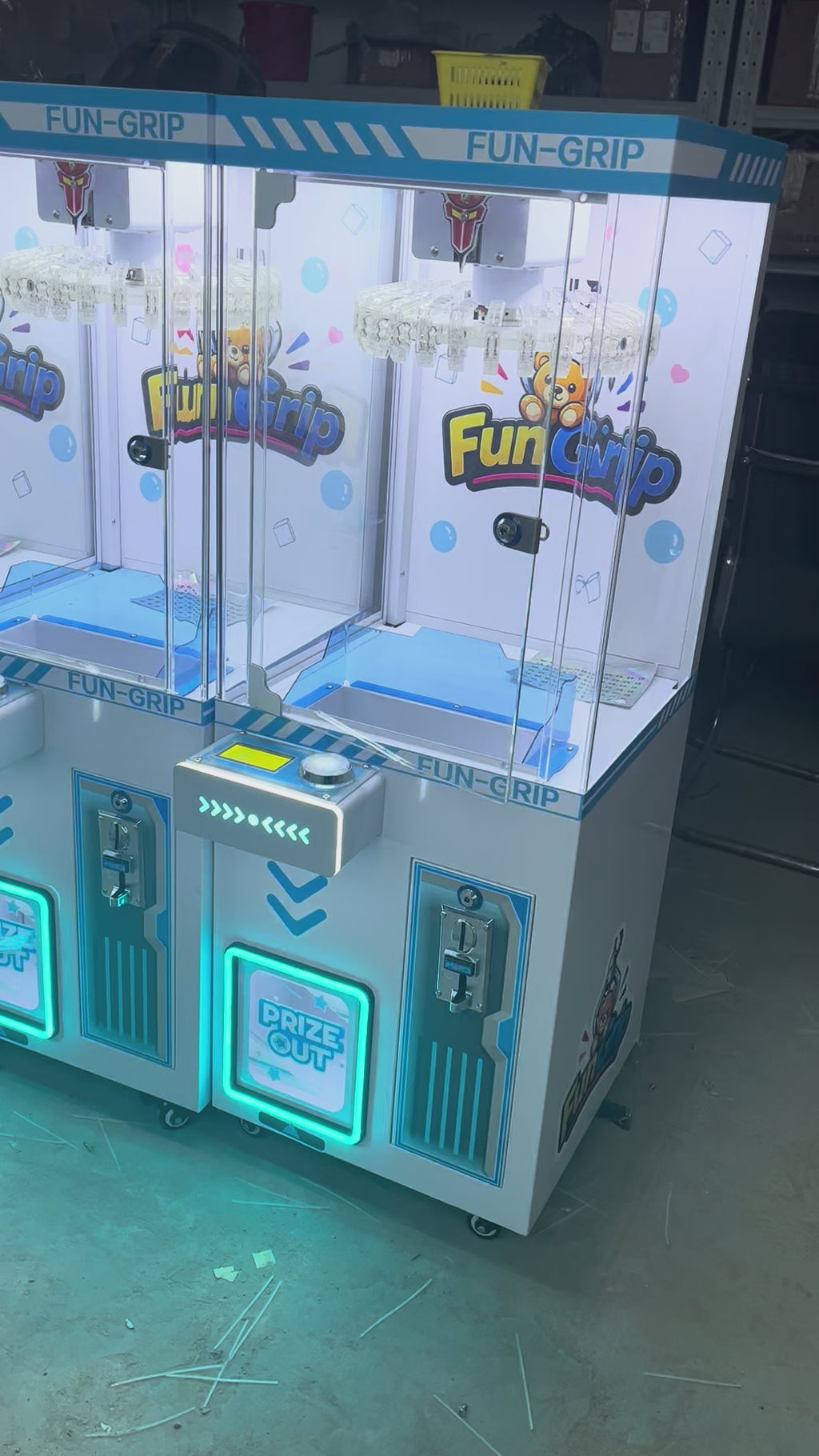 Crane Cool Clip Machine Mini Clip Claw Machine Coin-Operated Games With Candy Keychain Plush Toy Doll Clip Sticker Card Clamp