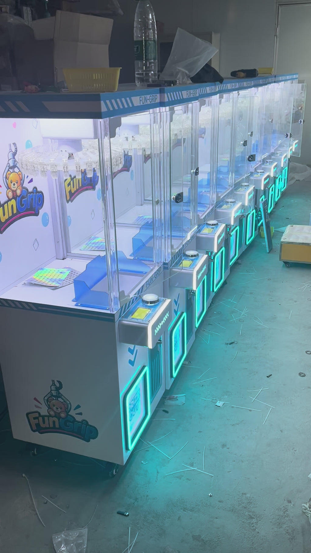 Crane Cool Clip Machine Mini Clip Claw Machine Coin-Operated Games With Candy Keychain Plush Toy Doll Clip Sticker Card Clamp