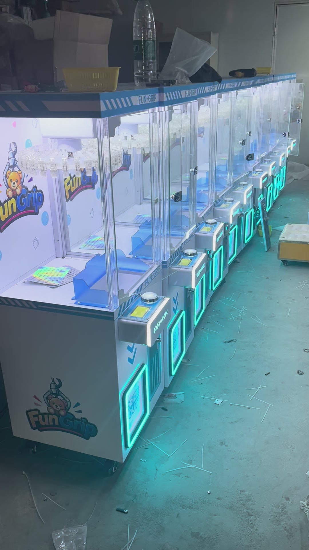 Crane Cool Clip Machine Mini Clip Claw Machine Coin-Operated Games With Candy Keychain Plush Toy Doll Clip Sticker Card Clamp